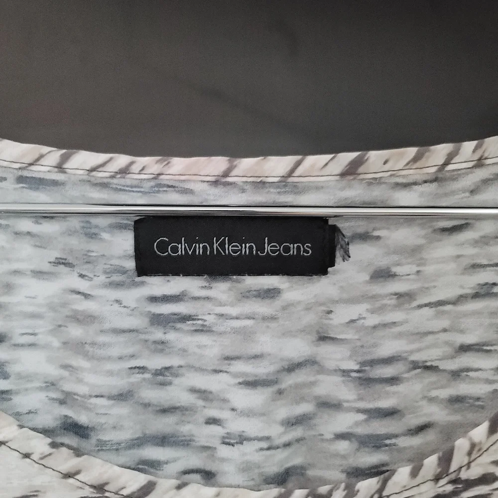 EUC Calvin Klein Women's Semi Sheer Black and Cream Short Sleeve Top - Picture 4 of 4